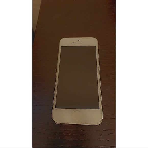 An iPhone 5 barely used basically new - Picture 4 of 6